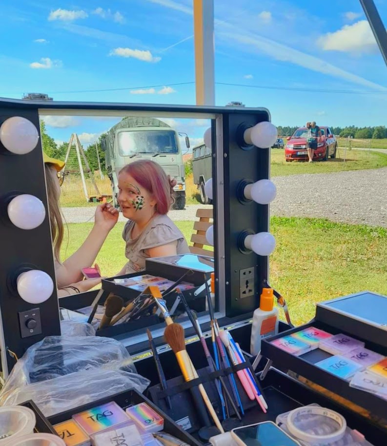 Näomaalingute tegemine Näomaalja töötamas